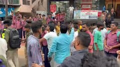 విశాఖలో నడిరోడ్డుపైనే ఘోరంగా కొట్టుకున్న విద్యార్థులు - భారీగా ట్రాఫిక్ జామ్