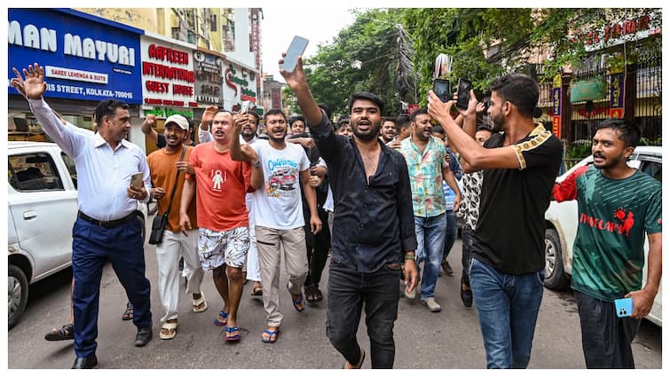 people who returned to India told about the situation in Bangladesh Prime Minister Sheikh Hasin 'चल रही थी गोलियां, वापसी के लिए...' तख्तापलट के बाद भारत लौटे लोगों ने बताया, क्या हो रहा वहां?