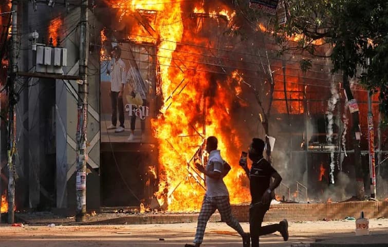 Bangladesh Violence 500 prisoners of bangladesh escape from jail terrorists included indian army on alert mode Bangladesh Protest: बांगलादेशातील 500 कैदी तुरुंगातून पळाले; दहशतवाद्यांचाही समावेश, भारत अलर्ट मोडवर