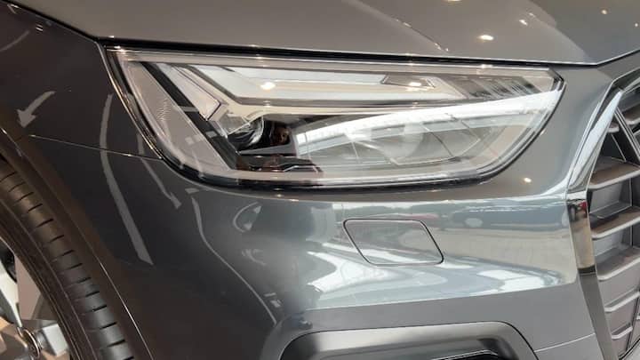 कंपनी की इस कार के फीचर्स की बात करें तो आपको ऑडी की इस कार में में 19 इंच के स्पोर्टी व्हील्स मिलने वाले हैं. इसके अलावा एडाप्टिव सस्पेंशन, एलईडी लाइटिंग, पैनॉर्मिक सनरूफ के साथ कीलेस एंट्री जैसे फीचर्स भी मौजूद हैं.