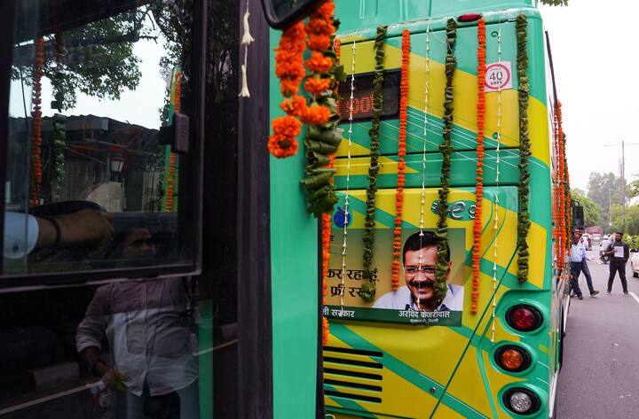 दिल्ली के मुख्यमंत्री और आम आदमी पार्टी (आप) के संयोजक अरविंद केजरीवाल को लेकर अवध ओझा ने कहा कि उनके पास भारत में बड़ी शख्सियत बनने का बड़ा मौका था. हालांकि, वह थोड़ा सा भटक गए. उन्हें खुद को और सहयोगियों को संभालना चाहिए. वह नेशनल पॉलिटिक्स के लिए हैं, न कि राज्य की राजनीति के लिए बने हैं.