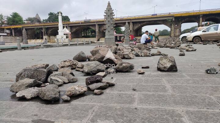 गोदा पात्रात आणि काठावर मोठं मोठे दगड वाहून आले आहेत.