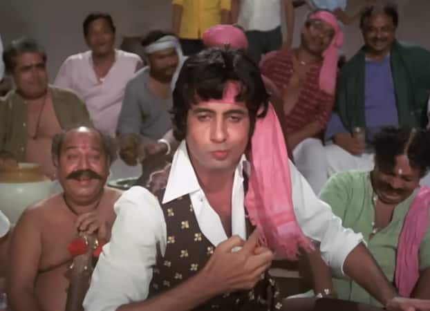 दरअसल ये गाना फिल्म में तब आया जब ये अपनी रिलीज के करीब थी. हुआ यूं था कि चंद्र बरोट ने स्टार्स के लिए फिल्म की स्पेशल स्क्रीनिंग रखी थी. जिसमें मनोज कुमार भी शामिल हुए थे.