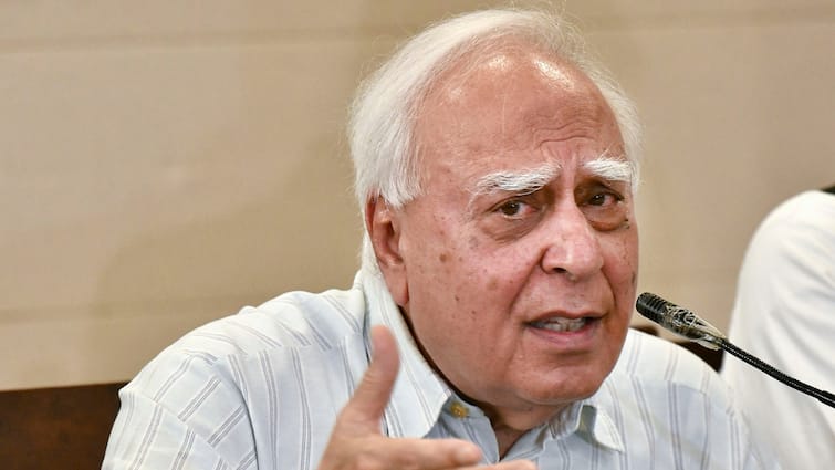 Bangladesh Government Crisis Rajya Sabha MP Kapil Sibal Reaction Sheikh Hasina Resign Bangladesh Government Crisis: 'यदि सत्ता का इस्तेमाल...', बांग्लादेश की हिंसा पर कपिल सिब्बल का बड़ा बयान