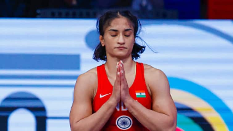 Vinesh Phogat Disqualified From Paris Olympic 2024 What is the weight rule in wrestling? Know all details Vinesh Phogat Disqualified: वजन कमी करण्यासाठी पोरीनं रक्त काढलं, तरी 50 ग्रॅम जास्तच भरलं; कुस्तीमधील वजनाचा नियम काय?