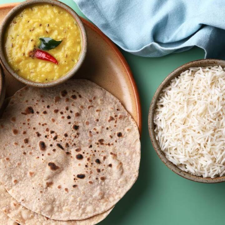 Rice vs roti: ਭਾਰਤੀ ਚ ਜ਼ਿਆਦਾਤਰ ਲੋਕ ਆਪਣੇ ਰਵਾਇਤੀ ਭੋਜਨ ਵਿੱਚ ਰੋਟੀ ਅਤੇ ਚਾਵਲ ਖਾਣ ਨੂੰ ਹੀ ਪਹਿਲ ਦਿੰਦੇ ਹਨ । ਕਿਹਾ ਜਾਂਦਾ ਹੈ ਕਿ ਉੱਤਰੀ ਭਾਰਤ ਵਿੱਚ ਰੋਟੀ ਅਤੇ ਚੌਲ ਤੋਂ ਬਿਨਾਂ ਖਾਣਾ ਪੂਰਾ ਨਹੀਂ ਮੰਨਿਆ ਜਾਂਦਾ ਹੈ ।