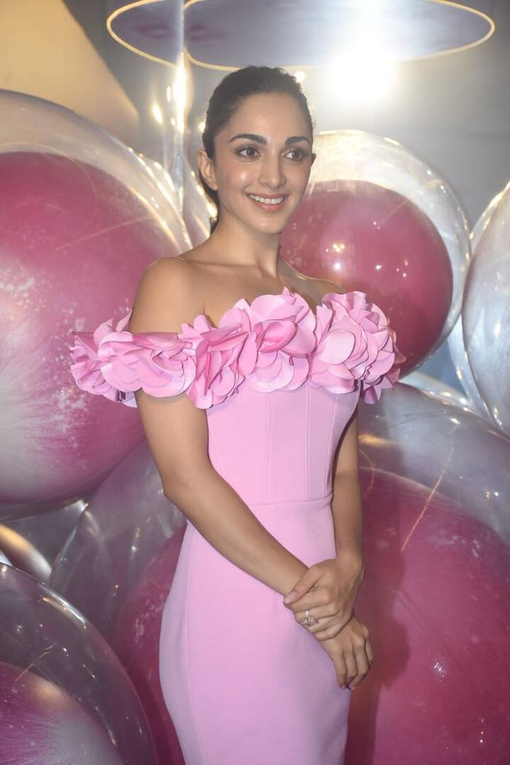 Let us tell you that Kiara Advani is married to Bollywood actor Siddharth Malhotra. Fans shower a lot of love on the couple.