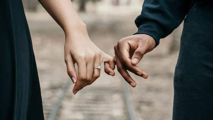 অবিশ্বাসের বীজ সম্পর্কের ভিতকে নাড়িয়ে দিতে পারে। তাই সঙ্গীর ক্ষেত্রে অন্তত সৎ, স্বচ্ছ থাকতে হবে। কোনও সন্দেহের কারণ তৈরি হলেও তা কথা বলে এবং নিজের আচরণের মাধ্যমে মিটিয়ে নিতে হবে।