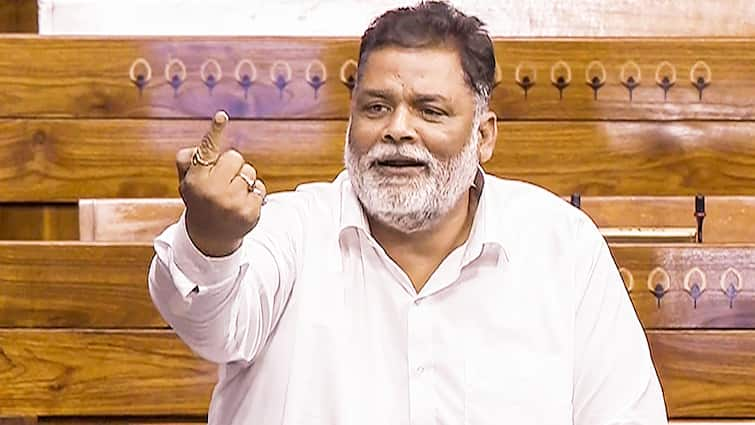 MP Pappu Yadav Reaction on Bangladesh Government Crisis Sheikh Hasina Targeted Indian Government Bangladesh Government Crisis: बांग्लादेश में तख्तापलट भारत का नुकसान? पप्पू यादव बोले- 'देश की सरकार...'