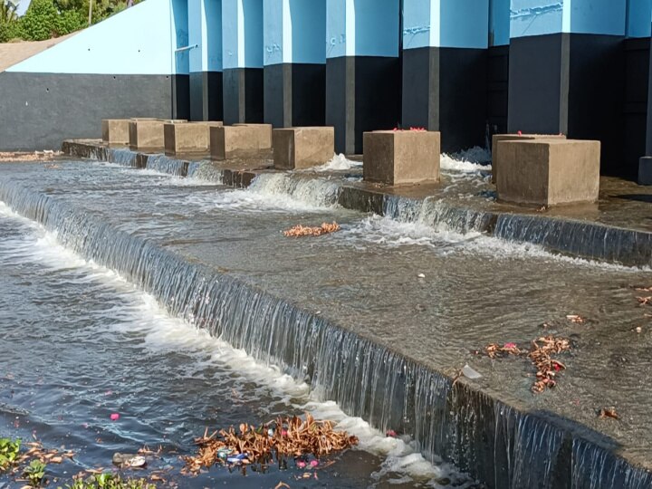 இறையான்குடி தடுப்பணைக்கு வந்தடைந்த காவிரி நீர்; மலர்கள் தூவி உற்சாகமாக வரவேற்ற விவசாயிகள்