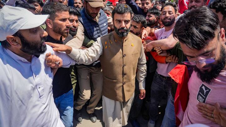 उन्होंने कहा कि हमें यह लग्ज़री नहीं मिल पाती. धारा 370 हटाए जाने को लेकर उन्होंने कहा कि यह मुल्क के लिए ठीक नहीं हुआ था और हमारे लिए भी ठीक नहीं हुआ था. यह जम्मू कश्मीर की आवाम के लिए ठीक नहीं हुआ. मेहदी ने कहा कि 5 साल पहले इस सदन में काला कारनामा किया गया.