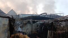 दिल्ली के टेंट गोदाम में लगी भीषण आग, चार कारें जलकर खाक, मचा हड़कंप