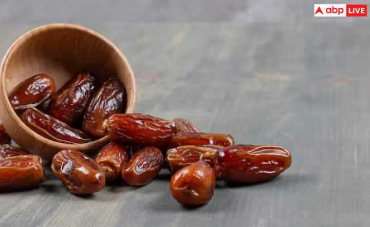 ਖਜੂਰਾਂ ਵਿੱਚ ਕਾਰਬਸ ਦਾ ਲੈਵਲ ਹਾਈ ਹੁੰਦਾ ਹੈ। ਬਹੁਤ ਜ਼ਿਆਦਾ ਖਾਣ ਨਾਲ ਬਲੱਡ ਸ਼ੂਗਰ ਦਾ ਪੱਧਰ ਵੱਧ ਜਾਂਦਾ ਹੈ। ਪਰ ਇਸ ਨੂੰ ਬਹੁਤ ਜ਼ਿਆਦਾ ਖਾਣਾ ਨੁਕਸਾਨਦੇਹ ਸਾਬਤ ਹੋ ਸਕਦਾ ਹੈ। ਖਜੂਰ ਵਿੱਚ ਫਾਈਬਰ ਦੀ ਮਾਤਰਾ ਬਹੁਤ ਜ਼ਿਆਦਾ ਹੁੰਦੀ ਹੈ। ਇਸ ਕਾਰਨ ਇਹ ਸਰੀਰ ਨੂੰ ਕਾਰਬੋਹਾਈਡਰੇਟ ਪ੍ਰਦਾਨ ਕਰਦੀ ਹੈ। ਜੋ ਕਿ ਸ਼ੂਗਰ ਦੇ ਰੋਗੀਆਂ ਲਈ ਬਹੁਤ ਫਾਇਦੇਮੰਦ ਹੁੰਦਾ ਹੈ।