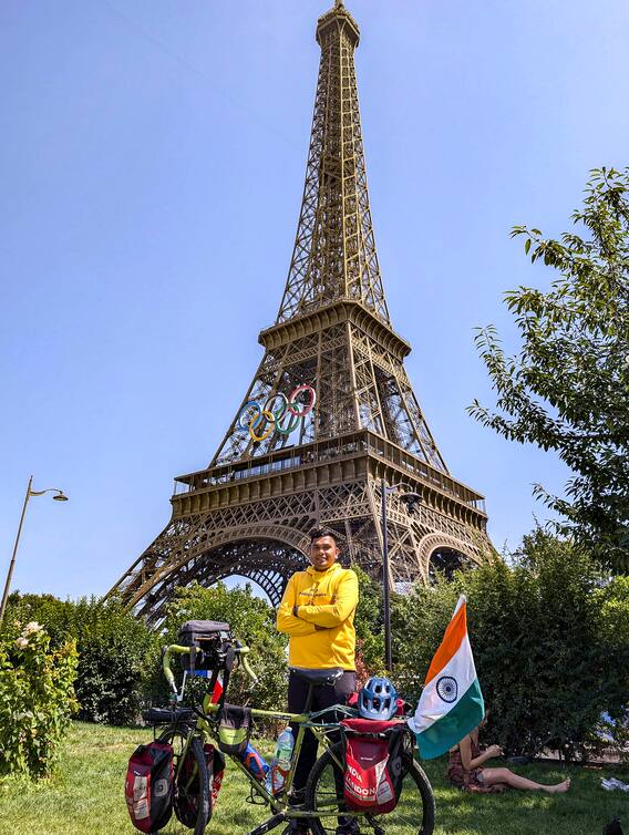 নীরজের টানে ২ বছর সাইকেল চালিয়ে ৩০ দেশ পেরিয়ে প্যারিসে