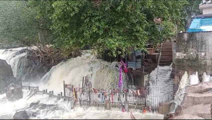 ஒகேனக்கல் காவிரி ஆற்றில் படிப்படியாக குறைந்த நீர்வரத்து; சுற்றுலா பயணிகளுக்கு தொடரும் தடை