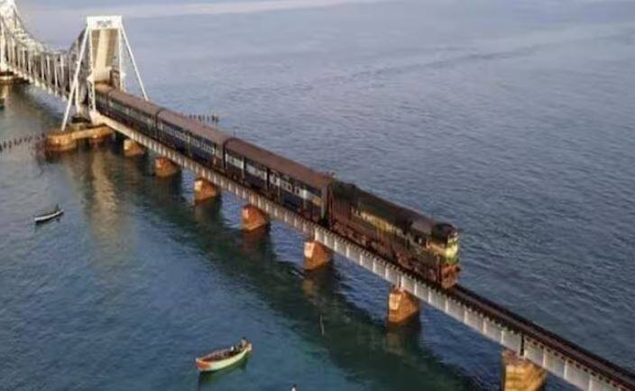 ਚੇਨਈ ਤੋਂ ਰਾਮੇਸ਼ਵਰਮ ਰੂਟ, ਭਾਰਤ - ਚੇਨਈ ਅਤੇ ਰਾਮੇਸ਼ਵਰਮ ਨੂੰ ਜੋੜਨ ਵਾਲਾ ਚੇਨਈ-ਰਾਮੇਸ਼ਵਰਮ ਰੇਲਵੇ ਟ੍ਰੈਕ ਦੁਨੀਆ ਦਾ ਸਭ ਤੋਂ ਖਤਰਨਾਕ ਰੇਲਵੇ ਟਰੈਕ ਮੰਨਿਆ ਜਾਂਦਾ ਹੈ, ਜੋ ਕਿ ਹਿੰਦ ਮਹਾਸਾਗਰ ਦੇ ਉੱਪਰ ਬਣਿਆ ਹੈ, ਜੋ ਕਿ 2.3 ਕਿਲੋਮੀਟਰ ਲੰਬਾ ਹੈ। ਇਹ ਰੇਲਵੇ ਟ੍ਰੈਕ ਉਸ ਸਮੇਂ ਸਭ ਤੋਂ ਖ਼ਤਰਨਾਕ ਬਣ ਜਾਂਦਾ ਹੈ ਜਦੋਂ ਸਮੁੰਦਰ ਦਾ ਪੱਧਰ ਉੱਚਾ ਹੁੰਦਾ ਹੈ ਅਤੇ ਤੇਜ਼ ਲਹਿਰਾਂ ਰੇਲ ਗੱਡੀਆਂ ਦੀ ਆਵਾਜਾਈ ਵਿੱਚ ਰੁਕਾਵਟ ਪੈਦਾ ਕਰਦੀਆਂ ਹਨ।