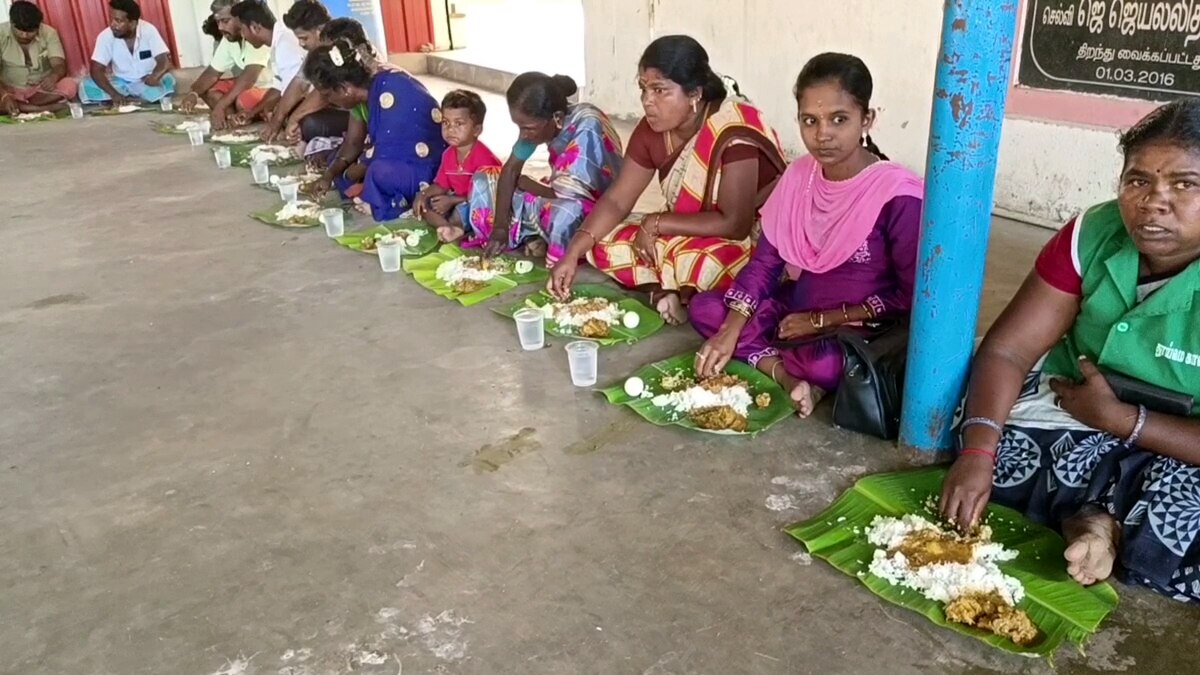 விபத்து இல்லாமல் வாகனம் இயங்க வேண்டி கிடாய் வெட்டி அன்னதானம் வழங்கிய வாடகை கார் உரிமையாளர்கள்