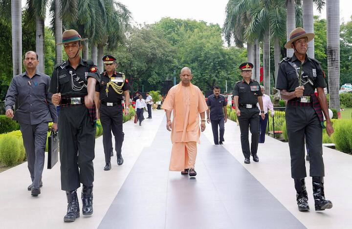 उत्तर प्रदेश (यूपी) के मुख्यमंत्री योगी आदित्यनाथ के बारे में सवाल पर अवध ओझा ने बताया कि वह फ्यूचर ऑफ इंडिया (भारत का भविष्य) हैं.