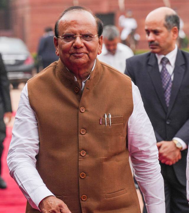 एलजी की ओर से पेश तत्कालीन एडिशनल सॉलिसिटर जनरल संजय जैन ने आर्टिकल 239AA और दिल्ली म्युनिसिपल कॉर्पोरेशन के तहत लोकल बॉडी नोमिनेशन में एलजी की भूमिका में अंतर डिफाइन करने की मांग की.