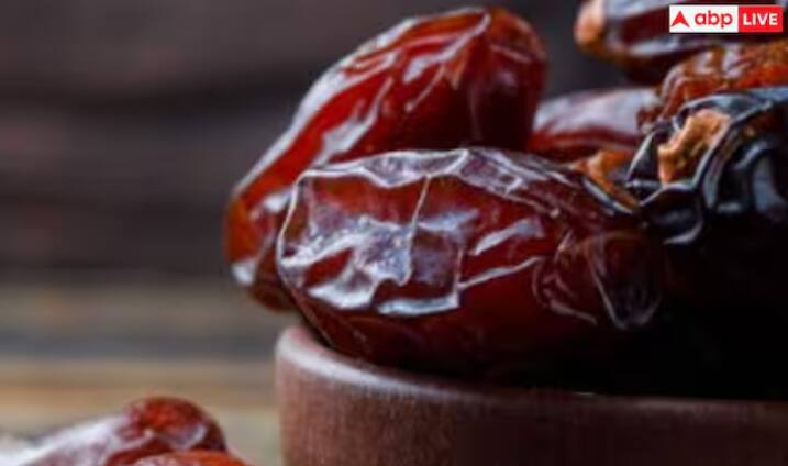 ਖਜੂਰ ਵਿੱਚ ਕਾਰਬੋਹਾਈਡਰੇਟ ਹੁੰਦੇ ਹਨ। ਜੋ ਹੌਲੀ-ਹੌਲੀ ਹਜ਼ਮ ਹੁੰਦਾ ਹੈ। ਖਾਣ ਤੋਂ ਬਾਅਦ ਸਰੀਰ ਵਿੱਚ ਬਲੱਡ ਸ਼ੂਗਰ ਦਾ ਪੱਧਰ ਵੱਧ ਸਕਦਾ ਹੈ।