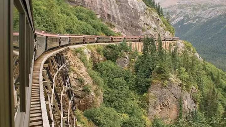 व्हाइट पास और युकोन रूट, अलास्का- व्हाइट पास और युकोन रूट अलास्का से व्हाइटहॉर्स, युकोन बंदरगाह को जोड़ता है, इसपर सफर करने के दौरान ट्रेन 3000 फुट की चढ़ाई करती है. ऐसे में इसे खतरनाक माना जाता है.