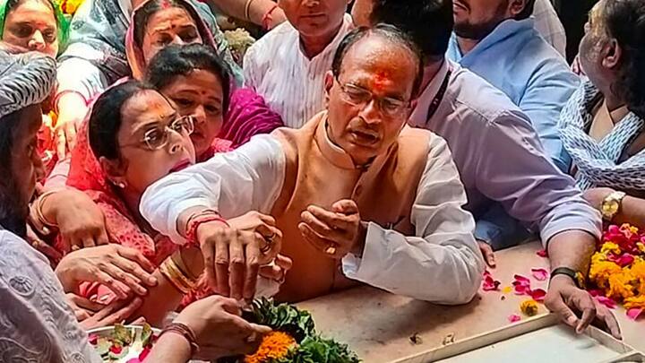 वहीं जब सभापति जगदीप धनखड़ ने जया बच्चन को बोलने के लिए खड़ा किया तो उनका नाम जया अमिताभ बच्चन लिया गया, जिस पर उन्होंने आपत्ति जताई. जया बच्चन ने कहा कि मनोहर लाल खट्टर के नाम में भी उनकी पत्नी का नाम जोड़ा जाए. तो सभापति जगदीप धनखड़ ने कहा कि मेरे नाम में भी मेरी पत्नी का नाम जोड़ा गया था. इसके बाद जया बच्चन खुद हंसने लगी.