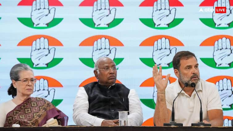 Rahul Gandhi Mallikarjun Kharge Meeting on Supreme Court quota within sc st reservation Congress says Caste census is necessary SC-ST को लेकर सुप्रीम कोर्ट के फैसले पर कांग्रेस में मंथन, राहुल गांधी ने जाति जनगणना को बताया जरूरी