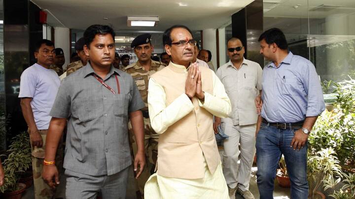 शिवराज सिंह चौहान ने कहा कि इंदिरा गांधी की सरकार थी तो किसान कभी भी प्राथमिकता में नहीं रहा. उन्होंने कहा कि राजीव गांधी की भी प्राथमिकताओं में किस कहीं से कहीं तक नहीं था. जब से नरेंद्र मोदी भारत के प्रधानमंत्री बने तो मैं उनके भाषण पढ़े. 2014 में 6 बार किसानों का नाम लिया गया. 2015 में 23 बार, 2016 में 31 बार, 2017 में 20 बार, 2018 में 17 बार, 19 में 17 बार, 20 में 17 बार.