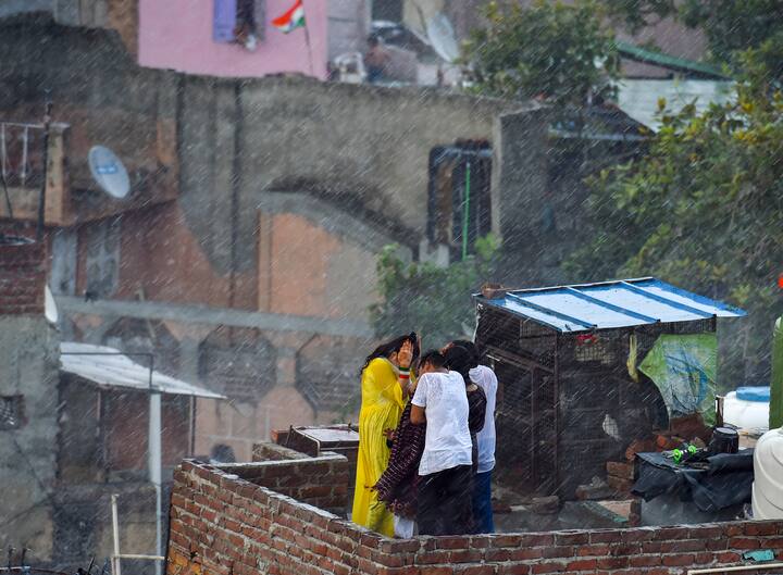 मंगलवार को दिन का अधिकतम तापामन 34 डिग्री और न्यूनतम तापमान 27 डिग्री रहने का पूर्वानुमान है.