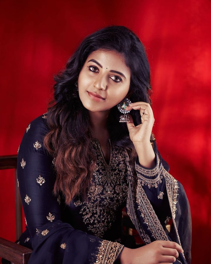 Anjali Latest Photos: అంజలి తన లేటెస్ట్ ఫోటోలు షేర్ చేసింది. ప్రస్తుతం వరుస సినిమాలు చేస్తున్న అంజలి తాజాగా చుడిదార్లో ఫోటోలకు ఫోజులు ఇచ్చింది.