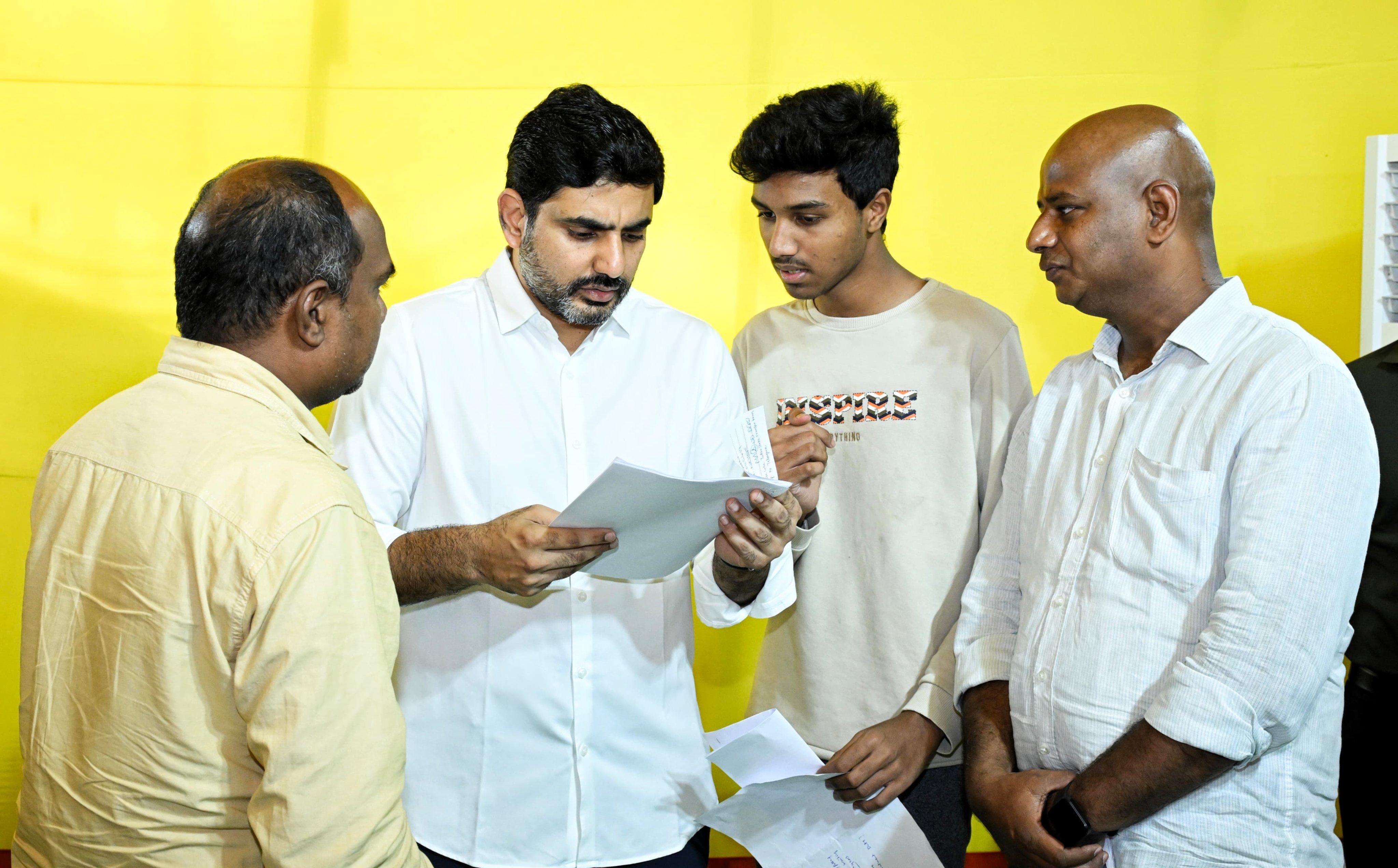 Nara Lokesh : నారా లోకేష్ సోషల్ గ్యారేజ్ -  అడిగిన వారందరి కష్టాలు తీర్చబడును !