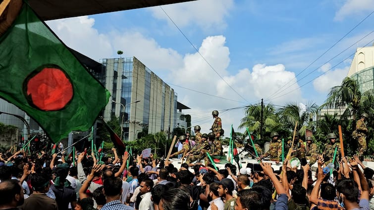 Bangladesh Crisis Protestors Beating in Bangladesh more than 500 employees trapped in Indian High Commission Dhaka Bangladesh Protest : बांग्लादेश में तोड़फोड़ कर रहे प्रदर्शनकारी, 500 से ज्यादा कर्मचारी भारतीय उच्चायोग में फंसे