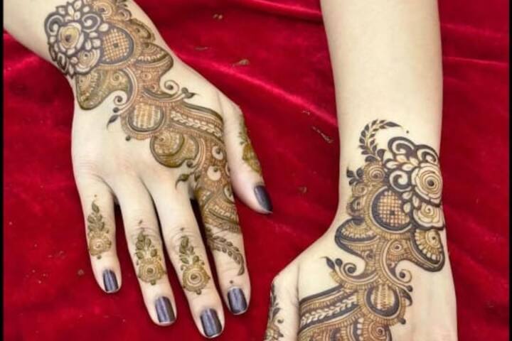 अरेबिक मेहंदी की यह डिजाइन आपके हाथों की खूबसूरती में चार चांद लगा देगी. यह बनाने में सिंपल है और दिखने में काफी खूबसूरत है.