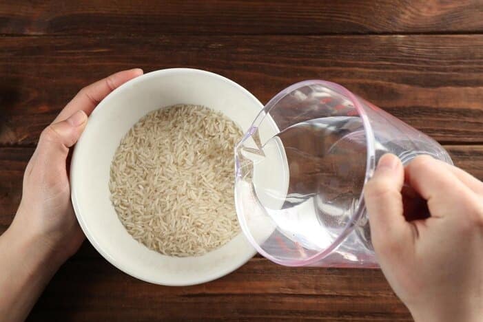 जब कुकर की 5 से 6 सीट आ जाए और चावल अच्छी तरह पक जाए, तब इसे बाहर निकाल कर मैश कर लें. अब इसमें आधा कप कच्चा दूध डालकर अच्छी तरह मिला लें.