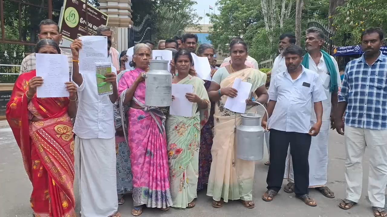 Dharmapuri : ”மாவட்ட ஆட்சியர் அலுவலக வாசலில் பாலை கொட்டிய விவசாயிகள்” ஏன் என்று தெரியுமா?