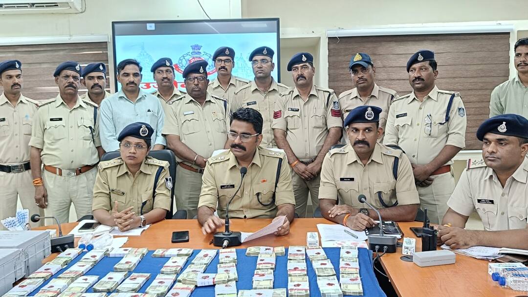 MP thief stolen 23 lakh from ATM by wearing helmet Ujjain Police arrested two accused ANN रेनकोट के साथ हेलमेट पहन ATM में घुसा चोर, कैमरों पर स्प्रे कर 15 मिनट में उड़ाये 23 लाख