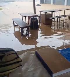 Photos: जगदलपुर में चार घंटे की बारिश ने रफ्तार पर लगाई ब्रेक, सरकारी दफ्तर और अस्पताल बने तालाब, देखें तस्वीरें