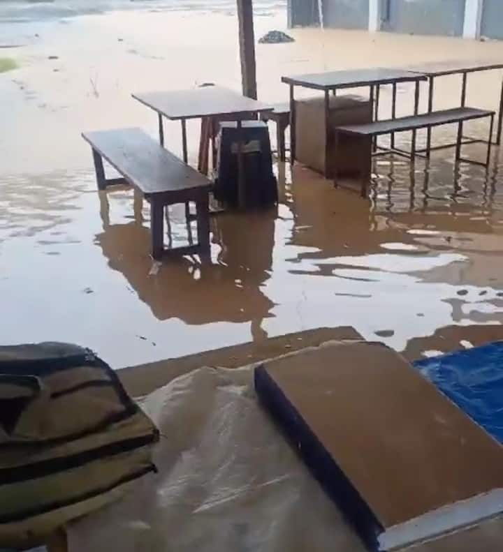 छत्तीसगढ़ का जगदलपुर शहर चार घंटे की बारिश में पानी पानी हो गया. सरकारी कार्यालयों और अस्पताल में लबालब पानी भर गया. रिहाइशी इलाकों और निचली बस्तियों में जलजमाव हो गया.  चार घंटे की बारिश ने निगम के दावों की भी पोल खोल कर रख दी.