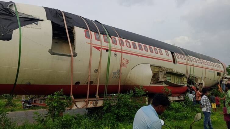 Srikakulam district news bhamini mandal villagers flooded to see aeroplane on long truck Srikakulam: ఫ్లైట్ కూలిపోయిందని జనం పరుగులు! అసలు విషయం తెలిసి అవాక్కైన ప్రజలు