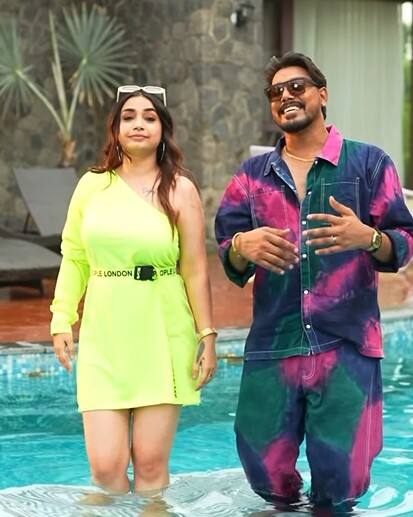 ਪੌਡਕਾਸਟ ‘ਚ ਦਰਦ ਕੀਤਾ ਬਿਆਨ ਦੱਸ ਦੇਈਏ ਕਿ ਹਾਲ ਹੀ ਵਿੱਚ ਕੁੱਲ੍ਹੜ ਪੀਜ਼ਾ ਕਪਲ ਪੌਡਕਾਸਟ ਵਿੱਚ ਨਜ਼ਰ ਆਇਆ ਸੀ। ਇਸ ਦੌਰਾਨ ਜੋੜੀ ਨੇ ਵੀਡੀਓ ਵਾਇਰਲ ਹੋਣ ਤੋਂ ਬਾਅਦ ਜੋ ਦਰਦ ਸਹਿਣ ਕੀਤਾ ਉਸ ਬਾਰੇ ਗੱਲਬਾਤ ਕੀਤੀ। ਇਸ ਦੌਰਾਨ ਇਹ ਜੋੜੀ ਭਾਵੁਕ ਹੋ ਗਈ ਸੀ ਅਤੇ ਇਸ ਜੋੜੀ ਨੇ ਦੱਸਿਆ ਸੀ ਕਿ ਕਿਸ ਤਰ੍ਹਾਂ ਇਸ ਵੀਡੀਓ ਤੋਂ ਬਾਅਦ ਉਨ੍ਹਾਂ ਦੀ ਜ਼ਿੰਦਗੀ ‘ਚ ਤੂਫਾਨ ਆ ਗਿਆ ਸੀ ਅਤੇ ਉਨ੍ਹਾਂ ਦਾ ਕੰਮ ਵੀ ਬਹੁਤ ਜ਼ਿਆਦਾ ਪ੍ਰਭਾਵਿਤ ਹੋਇਆ ਸੀ।