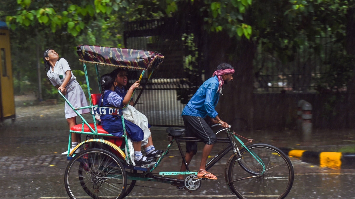 Delhi Weather: घर से बाहर निकलने से पहले रख लें ये सामान, दिल्ली में आज हो सकती है बारिश, जानें- IMD का अपडेट