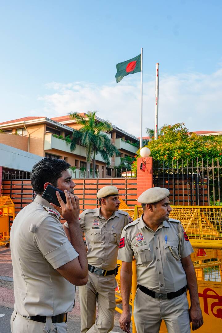 इस बीच, बांग्लादेश में जमात-ए-इस्लामी नाम के संगठन ने बड़ा ऐलान किया और कहा कि शेख हसीना जहां रुकें, वहां प्रदर्शन हो.