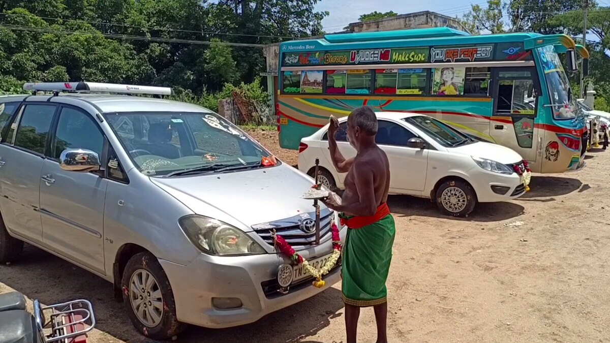 விபத்து இல்லாமல் வாகனம் இயங்க வேண்டி கிடாய் வெட்டி அன்னதானம் வழங்கிய வாடகை கார் உரிமையாளர்கள்