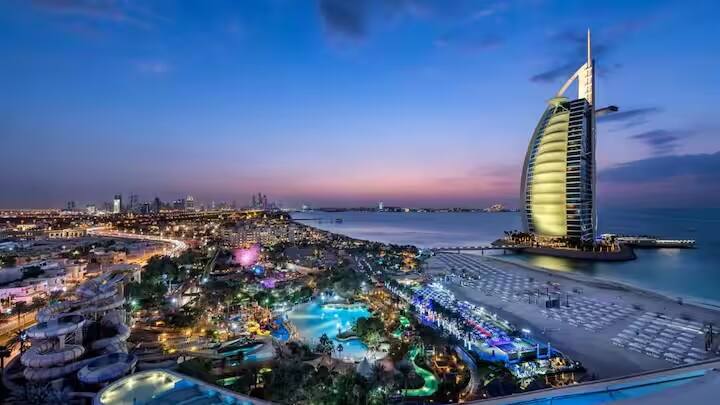 બુર્જ અલ અરબ, દુબઈમાં હાજર આ ઘર વિશ્વનું પાંચમું સૌથી સુંદર ઘર છે. તેની સામેથી સુંદર સમુદ્રનો નજારો દેખાય છે.