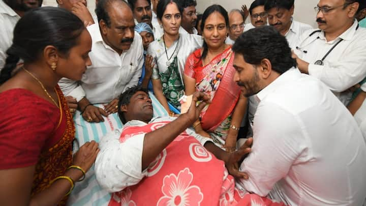 YSRCP: టీడీపీ హాయాంలో శాంతి భద్రతలు గాడి తప్పాయని, వారి చేతుల్లో వైఎస్ఆర్ సీపీ కార్యకర్తలు దాడులకు గురవుతున్నారని వైఎస్ జగన్ ఆరోపించారు. చికిత్స పొందుతున్న ఓ వైసీపీ కార్యకర్తను పరామర్శించారు.