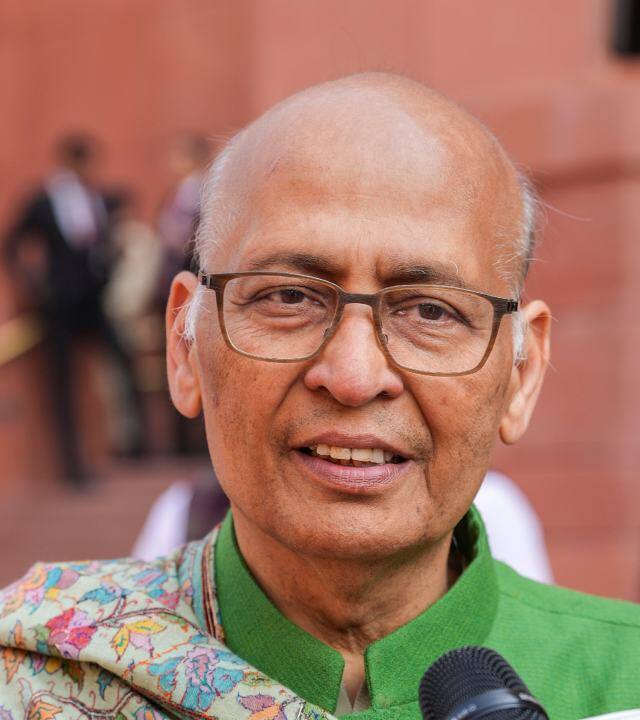 अभिषेक सिंघवी ने राज्य बनाम यूनियन ऑफ इंडिया (2018) फैसले में आर्टिकल 239AA के कानून में अपनी सहमती जताई.