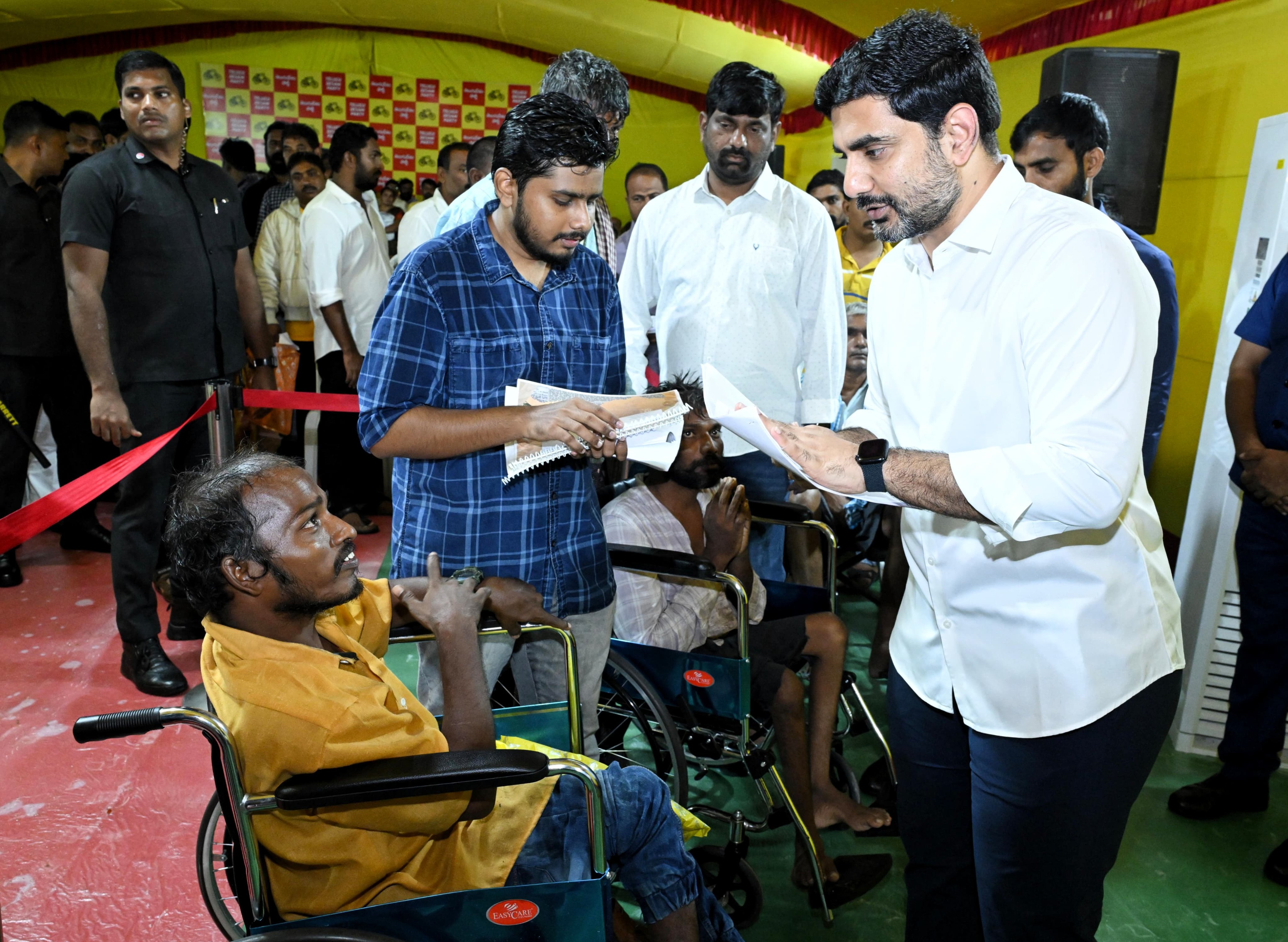 Nara Lokesh : నారా లోకేష్ సోషల్ గ్యారేజ్ -  అడిగిన వారందరి కష్టాలు తీర్చబడును !