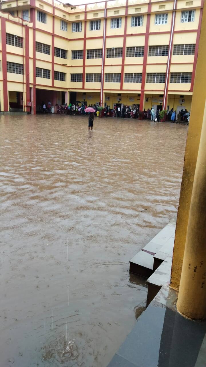 सबसे बुरा हाल जगदलपुर शहर का है. नगर नगम ने मानसून से पहले ड्रेनज व्यवस्था दुरुस्त कर लेने का दावा किया था. चार घंटे की बारिश ने नगर निगम के दावों की पोल खुल गयी. ड्रेनेज और नालों का पानी ऊपर आ गया.