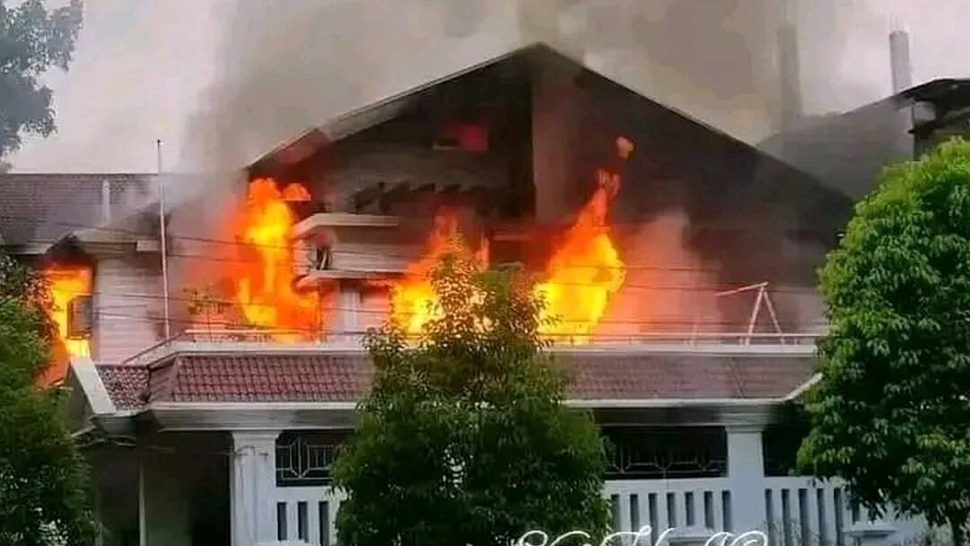 former bangladesh cricketer mashrafe mortaza house set on fire bangladesh protests Watch: आग की लपटें, लूटपाट और तोड़फोड़, आंदोलनकारियों का सरेआम आतंक; बांग्लादेश के पूर्व कप्तान का घर तहस-नहस