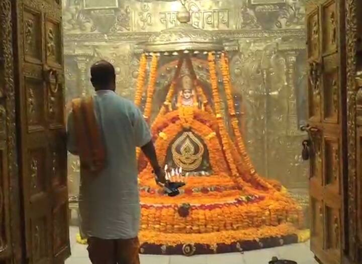 સોમનાથ મહાદેવનો કેસરીયા પુષ્પ શણગાર વિશેષ પ્રસંગો પર કરવામાં આવે છે.